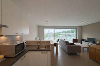 In Residentie 'Julie' vind je dit mooie en recente appartement op een tweetal minuten van de oprit van de E40, de winkels en het openbaar vervoer. Voor wie wil wonen in een mooi en eigentijds project op een centrale ligging is dit een uitgelezen kans. En "mooi" is daarbij een goed gekozen woord want dit nieuw en stijlvol woonproject combineert tal van opvallende kwaliteiten die absoluut de moeite waard zijn om te bekijken. Residentie Julie staat garant voor wonen met uitstraling op een centraal gelegen en interessante plek. Lichtrijk en zonnig appartement met open zicht, twee slaapkamers en terras.<br /><br /><span>Tweede verdieping (85m2):</span><br />Inkomhal (7m2) met toilet en lavabo - berging (2m2) - mooie leefruimte (33m2) met open keuken ingericht met een keramische kookplaat, combi-oven, vaatwas, frigo, spoelbak en kasten - terras (5,9m2) - twee slaapkamers (8m2, 10m2) met laminaat - badkamer (4m2) met ligbad/douche en lavabomeubel<br /><br />Private kelderberging (nr. 6)<br /><br /><span>Algemeen:<br /></span>- ruime parkeermogelijkheden voor het gebouw<br />- gemeenschappelijke kosten:<br />- verlichting, rolgordijnen (slaapkamers) en gordijnrails (living) zijn inbegrepen <br />- op wandelafstand van winkels, openbaar vervoer, station<br />- CV op gas<br />- PVC ramen met dubbele beglazing<br />- volledig geschilderd<br />- nabij op/afrit E40<br />- P-score: A<br />- G-score: A<br />- Sted. inlichtingen: zie documenten