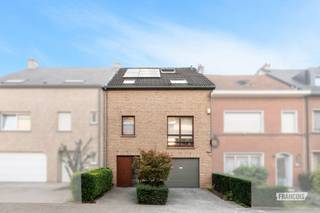 Ontdek deze prachtige eengezinswoning van ongeveer 205 m², met ruime leefvolumes, veel natuurlijk licht en tal van inrichtingsmogelijkheden. Deze woning is gelegen in een gewilde, residentiële en gezinsvriendelijke wijk in Evere en overtuigt met haar uitzonderlijke ruimtes, grote tuin en gunstige energieprestaties. <br /><br />Ideaal gelegen tussen twee treinstations en vlak bij het openbaar vervoer, scholen, winkels en alle voorzieningen.<br /><br />Op de gelijkvloerse verdieping vindt u een uitnodigende inkomhal met een apart toilet en een vestiaire op maat. Deze geeft toegang tot een polyvalente ruimte die kan worden ingericht als bureau, fitnessruimte of ruimte voor een vrij beroep. Een aparte wasruimte vervolledigt deze verdieping, evenals een ruime garage die plaats biedt aan één tot twee wagens.<br /><br />Buiten kunt u genieten van een aangenaam terras en een prachtige tuin van 250 m², ideaal voor ontspannende momenten, gezinsmaaltijden of zonnige dagen. Achteraan in de tuin biedt een tuinhuis extra bergruimte of diverse gebruiksmogelijkheden, afhankelijk van uw wensen.<br /><br />Op de eerste verdieping wordt u verleid door een ruime leefruimte met een lichtrijke salon en eetkamer, die toegang geeft tot een terras met een mooi vrij uitzicht over Evere. De moderne, open en volledig uitgeruste Amerikaanse keuken sluit harmonieus aan bij de leefruimte en beschikt bovendien over een gezellige ontbijthoek.<br /><br />Op de tweede verdieping leidt een ruime nachthal naar drie grote slaapkamers, een doucheruimte met inloopdouche en een tweede badkamer met ligbad en douche.<br /><br />Tot slot leidt een trap naar een extra ruimte die, afhankelijk van uw behoeften, kan worden ingericht als vierde slaapkamer, bureau, dressing of ontspanningsruimte. Een zolder die momenteel als bergruimte wordt gebruikt, vervolledigt het geheel.<br /><br />Deze woning vormt een zeldzame kans voor een gezin dat op zoek is naar ruime kamers, veel lichtinval, een grote tuin en tal van inrichtingsmogelijkheden, en dit alles op een toplocatie in Evere.<br /><br />