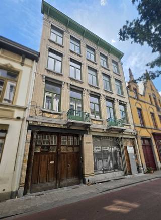 <p><span>Unieke investeringsopportuniteit 10 gerenoveerde en casco-plus entiteiten in het verlengde van Zurenborg </span></p><p><span>In een gegeerde buurt van Borgerhout, op de grens met het populaire Zurenborg, bieden wij dit uitzonderlijke vastgoedproject aan bestaande uit 10 entiteiten. Het project combineert authentieke architectuur met een hoogwaardige, strakke renovatie en biedt een uitstekende opportuniteit voor investeerders, patrimoniumvennootschappen of professionele vastgoedspelers.</span></p><p><span>Het gebouw werd grondig gerenoveerd met oog voor kwaliteit, duurzaamheid en hedendaags wooncomfort. Het gelijkvloers appartement (001), de stadswoning (103) en het atelier bieden nog ruimte voor persoonlijke invulling. Appartement 001 is reeds uitgerust met een keuken en badkamer, terwijl in de stadswoning (103) enkel een keuken aanwezig is. Zo combineert dit project de voordelen van afgewerkte woning met de mogelijkheid om de verdere afwerking volledig af te stemmen op uw eigen stijl en voorkeuren. </span></p><p><span>Samenstelling van het project</span></p><table><tr><td><p><span>Entiteit</span></p></td><td><p><span>Oppervlakte</span></p></td><td><p><span>Indeling</span></p></td><td><p><span>Vraagprijs</span></p></td></tr><tr><td><p><span>Atelier</span></p></td><td><p><span>194 m²</span></p></td><td><p><span>Casco</span></p></td><td><p><span>249.000</span></p></td></tr><tr><td><p><span>Appartement 001</span></p></td><td><p><span>121 m²</span></p></td><td><p><span>2 slaapkamers semi casco</span></p></td><td><p><span>365.000</span></p></td></tr><tr><td><p><span>Appartement 101</span></p></td><td><p><span>47 m²</span></p></td><td><p><span>1 slaapkamer </span></p></td><td><p><span>249.000</span></p></td></tr><tr><td><p><span>Appartement 102</span></p></td><td><p><span>74 m²</span></p></td><td><p><span>1 slaapkamer</span></p></td><td><p><span>285.000</span></p></td></tr><tr><td><p><span>Stadswoning 103</span></p></td><td><p><span>122 m²</span></p></td><td><p><span>2 slaapkamers semi casco</span></p></td><td><p><span>349.000</span></p></td></tr><tr><td><p><span>Appartement 201</span></p></td><td><p><span>47 m²</span></p></td><td><p><span>1 slaapkamer</span></p></td><td><p><span>235.000</span></p></td></tr><tr><td><p><span>Appartement 202</span></p></td><td><p><span>80 m²</span></p></td><td><p><span>1 slaapkamer</span></p></td><td><p><span>295.000</span></p></td></tr><tr><td><p><span>Appartement 301</span></p></td><td><p><span>47 m²</span></p></td><td><p><span>1 slaapkamer</span></p></td><td><p><span>225.000</span></p></td></tr><tr><td><p><span>Appartement 302</span></p></td><td><p><span>95 m²</span></p></td><td><p><span>2 slaapkamers</span></p></td><td><p><span>335.000</span></p></td></tr><tr><td><p><span>Penthouse 401</span></p></td><td><p><span>75 m²</span></p></td><td><p><span>2 slaapkamers </span></p></td><td><p><span>339.000</span></p></td></tr></table><p><span>Troeven van dit project</span></p><ul><li><span>Topligging in het verlengde van Zurenborg</span></li><li><span>10 afzonderlijke entiteiten</span></li><li><span>Mix van appartementen, stadswoning en atelier</span></li><li><span>Totale ontwikkelde oppervlakte van circa 808 m²</span></li><li><span>Hoogwaardige renovatie met moderne afwerking</span></li><li><span>Authentieke architecturale elementen behouden</span></li><li><span>Uitstekende bereikbaarheid nabij station Antwerpen-Berchem, openbaar vervoer en belangrijke invalswegen</span></li><li><span>Interessant verhuur- en waardepotentieel</span></li></ul><p><span>Dit project biedt een zeldzame kans om een volledig gerenoveerd vastgoedcomplex met diverse woonvormen te verwerven in één van de meest populaire buurten van Antwerpen.</span></p><p><span>Meer informatie, plannen en bezoeken via ons kantoor.</span></p><p><span> </span></p>