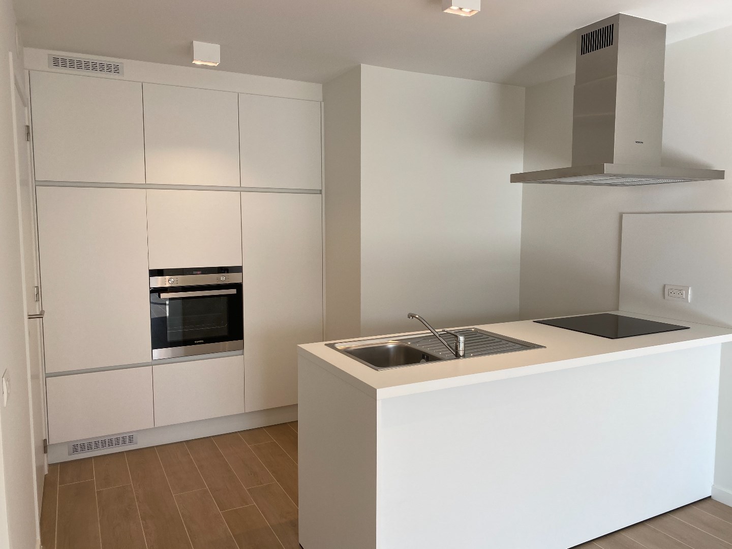 Stijlvol nieuwbouwappartement op de eerste verdieping met terras - foto 3