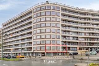Op een gunstige locatie in Molenbeek bevindt zich dit instapklare appartement op de eerste verdieping van een verzorgd gebouw met lift. Met...
