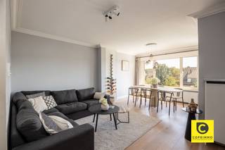 <p><span>Dit comfortabele appartement ligt op de tweede verdieping van een kleinschalig en goed onderhouden gebouw, te vinden in een rustige woonwijk. Het recent-gerenoveerde én geïsoleerde dak zorgen voor een prima EPC score. Het commercieel centrum van Wilrijk is op wandelafstand verwijderd en voor een verdere uitstap zijn snelwegen en invalswegen vlakbij. Wie liever de rust opzoekt zal ongetwijfeld baat hebben bij de omliggende parken. Kortom: een centraal gelegen appartement voor wie een kalme omgeving ook zeker welkom is.</span></p><p><span> </span></p><p><span>Binnenkomen doen we via een praktische inkomhal waar een handige ruimte is om jassen en schoenen op te bergen. Apart toilet is hier ook aanwezig.</span></p><p><span> </span></p><p><span>De woonkamer geniet van een fijne lichtinval met voldoende plaats voor een grote eettafel en een gezellig salon.</span></p><p><span> </span></p><p><span>Aangrenzend ligt de keuken, dewelke is uitgerust met gasvuur, oven en vaatwasser; de koelkast staat apart. De talrijke witte inbouwkasten maken deze uiterst functioneel, de groene accentmuur zorgt voor een frisse uitstraling.</span></p><p><span> </span></p><p><span>Het appartement beschikt over twee slaapkamers. De grootste van de twee is ruim en heeft genoeg plaats voor bed en kleerkast. De tweede slaapkamer wordt vandaag als vestiaire gebruikt, waarbij een muur werd aangekleed met ingemaakte kasten. Verder is hier nog een fijn balkon te vinden.</span></p><p><span> </span></p><p><span>De badkamer werd net opgefrist en is praktisch en onderhoudsvriendelijk Ze omvat een ligbad met douchekop en dubbele lavabo met enkele kasten.</span></p><p><span> </span></p><p><span>Bovenop het appartement is er nog toegang tot een aparte volledig afgewerkte ruimte die ook nog een mooie oppervlakte kent. Vandaag is hier al een aansluiting voor wasmachine en droogkast te vinden, alsook een warmtepomp die de ruimte verwarmt en koelt. Deze kamer kan perfect gebruikt worden als creatief atelier, bureauruimte of eventueel als derde slaapkamer. Aanvullend geeft deze kamer uit op het platte dak, dat eventueel de mogelijkheid biedt om aan te kleden als een gezellig dakterras.</span></p><p><span> </span></p><p><span>Ten slotte hoort er bij het appartement nog een ruime garagebox. Ook op de oprit ervoor kunnen nog twee auto's geparkeerd staan. De garage is optioneel aan te kopen voor € 25.000.</span></p><p><span> </span></p><p><span>Troeven</span></p><p><span> </span></p><ul><li><span>Rustige buurt, toch centraal gelegen</span></li><li><span>Kleinschalig gebouw, lage gemeenschappelijke kost (€50/M)</span></li><li><span>Geïsoleerd dak</span></li><li><span>Goed EPC</span></li><li><span>Ruime en volledig afgewerkte 'zolder'</span></li><li><span>Grote garagebox</span></li></ul>