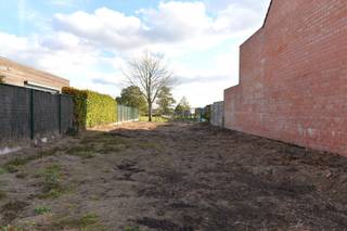 <p>Ontdek dit geweldig gelegen perceel bouwgrond van 422m² ideaal voor het realiseren van een ruime halfopen bebouwing (HOB). Het kavel bevindt zich in de groene gemeente Essen te Horendonk en biedt een perfecte balans tussen groen wonen en vlotte bereikbaarheid.</p>
<p>Met een efficiënte straatbreedte van 9,50 m en een uitzonderlijke diepte van maar liefst 45m, biedt dit perceel volop ontwerpmogelijkheden voor zowel een volwaardige woning als een diepe, zuidoost georiënteerde achtertuin. Dit is de ideale bouwplek voor wie droomt van een nieuwbouwwoning in een kindvriendelijke, serene omgeving.</p>
<p>Bent u op zoek naar een kwalitatief en goed geproportioneerd stuk bouwgrond in de groene rand van Essen? Neem dan contact op voor de specifieke bouwvoorschriften en gedetailleerde plannen.</p>