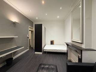 <p><strong>Studio Lei, centre-ville de Louvain</strong></p><p>Située sur la Bondgenotenlaan, l'artère animée qui relie la gare à la Grand-Place, cette chambre étudiante conviviale dispose d'une salle de bains privative. Un point de chute idéal pour les étudiants qui souhaitent vivre au cœur de la vie urbaine, à quelques pas de nombreuses commodités, des campus et des facultés. C’est avec grand plaisir que nous vous proposons cette chambre meublée, située au troisième étage, côté rue. La chambre dispose d’une salle de bains privative, ce qui garantit un confort et une intimité supplémentaires. De plus, les résidents ont accès à la cuisine commune, où vous pourrez cuisiner, vous détendre et passer des moments conviviaux avec vos camarades d’études.</p><p>Vous souhaitez obtenir plus d'informations ou organiser une visite sur place ? Contactez-nous à l'adresse verhuur@connect-immo.be ou au 016 229 228</p><p>Loyer : 715 € + 95 € de charges fixes<br />*Hors taxe étudiante<br />Disponible à partir du 1er septembre 2026 !</p>