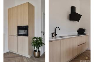 Ce superbe penthouse neuf avec une magnifique terrasse allie confort, style et emplacement de choix — à deux pas du verdoyant parc Bouckenborgh et du charmant parc Cogels. L’achat est soumis à seulement 2 % de droits d’enregistrement et non à 21 % de TVA, car il s’agit d’un projet de rénovation — un avantage considérable par rapport à une construction neuve.
La cuisine ouverte est équipée d’appareils AEG de haute qualité, idéale pour les amateurs de gastronomie. La salle de bains moderne et élégante dispose d’une douche à l’italienne et d’un lavabo raffiné, avec une robinetterie de grande qualité. Les chambres sont dotées d’un parquet carrelé neuf de première qualité, offrant une atmosphère chaleureuse et luxueuse. Praticité et confort sont au rendez-vous grâce à la buanderie avec raccordements pour machine à laver et sèche-linge, ainsi qu’à des toilettes séparées. La terrasse ensoleillée est l’endroit idéal pour se détendre et profiter de l’air frais.
Ce projet unique a été rénové avec goût, en utilisant des matériaux haut de gamme et une finition soignée — parfait pour ceux qui recherchent un appartement prêt à emménager ou un investissement solide. Le penthouse est actuellement loué pour 1 195 € par mois, offrant ainsi un excellent rendement.
Une vie unique à distance de marche de la pharmacie, du supermarché, de la boulangerie et de la boucherie. Pas d’ascenseur — donc des charges très faibles ! Ne manquez pas cette opportunité et contactez-nous dès aujourd’hui pour plus d’informations ou une visite.