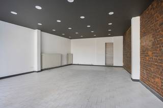 <p>immo DAVID propose : local commercial à Zellik situé sur une artère très fréquentée.<br /><br /></p>
<p>Ce local commercial récemment rénové d’environ 150 m² dispose d’une grande vitrine de 6 m et bénéficie d’une excellente visibilité et accessibilité.</p>
<p>Le rez-de-chaussée comprend un espace commercial de 48 m² avec, à l’arrière, une cuisine de 16 m². Par un escalier fixe, on accède au premier étage avec deux pièces de 30 m² et 16 m², pouvant servir de bureaux, de stockage ou d’espace privé.</p>
<p>Sous réserve d’un permis d’urbanisme, le bâtiment offre des possibilités d’ajouter un étage supplémentaire, une terrasse sur le toit ou de le transformer en duplex.</p>
<p>L’emplacement est un atout grâce à la gare de Sint-Agatha-Berchem à distance de marche, avec des trains vers Bruxelles, Dendermonde et Alost, ainsi que plusieurs lignes de bus comme R14, 213, 83 et 87, rendant le local facilement accessible pour les clients et le personnel.</p>
<p>En résumé, un bien clé-en-main et polyvalent, bénéficiant d’un excellent emplacement et offrant de belles perspectives pour l’avenir.</p>