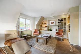 Rustig wonen én toch alles binnen handbereik? Dit volledig instapklare 2-slaapkamerappartement combineert ruimte, comfort en een uitstekende ligging met een zeer ruime garage inbegrepen in de prijs.Via de inkomhal en gang bereik je de ruime leefruimte met een terras en aansluitend de keuken. Verder beschikt het appartement over een badkamer, een apart toilet en een praktische was- en opbergruimte. Daarnaast zijn er twee volwaardige slaapkamers, ideaal voor een koppel, klein gezin of wie graag een extra bureau- of hobbykamer wenst. Op niveau -1 bevindt zich een gemeenschappelijke fietsenberging én een zéér ruime privatieve garage, die bovendien inbegrepen is in de prijs.Troeven: volledig instapklaar • 90 m² • 2 volwaardige slaapkamers • EPC B • conforme elektriciteit • asbestvrij • rustige ligging • winkels, scholen en openbaar vervoer op wandelafstand • was- en opbergruimte • fietsenberging • parkeergelegenheid voor de deur • zeer ruime garage inbegrepen in de prijs.Rust, ruimte en comfort op een praktische ligging: hier hoef je enkel nog je meubels te zetten en te genieten.Interesse? feline@immobeguin.be