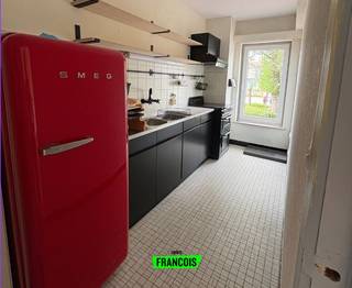 Dit twee-slaapkamer appartement is gelegen in het centrum van Kortrijk recht tegenover het station. Op slechts enkele stappen van...