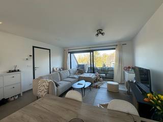 Dit energiezuinig duplex appartement (EPC<30) ligt op de 3e verdieping van een kleinschalig gebouw gelegen in het centrum van Evergem. Lift...