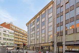 <p>Op een droomlocatie middenin het kloppende hart van Antwerpen op een hoek van dé Diamantwijk vind je dit prachtig, expressief gebouw terug. Via de lift of de mooie travertin trap kan je naar de bovenliggende verdiepingen waar je 1 à 2 kantoorruimtes hebt met telkens een eigen kitchenette en toilet. De Bovenste verdieping heeft een kleinere ruimte maar bevat wel het allergrootste pluspunt, deze is namelijk maar een schuifdeur verwijderd van het uiterst gezellig en royaal dakterras. Bovendien bevindt er zich op het gelijkvloers rechts nog een knappe winkelruimte.</p>
<p><strong>Pro forma rendement: </strong>verhuurd aan € 10.046,06/maand, wat zorgt voor een bedrag van € 120.552,72 op jaarbasis. Dit resulteert in een mooi rendement van 6,40 %.</p>
<p><strong>Technische gegevens:</strong> Volledig en droog onderkelderd, centrale verwarming op gas, luiken op het gelijkvloers, gedeeltelijk hoogrendementsglas in pvc of aluminium. Aparte meters voor elektriciteit, 1 gas- en watermeter.</p>
<p><strong>Stedenbouwkundige inlichtingen en bodemattest aanwezig. Asbestattest in aanvraag. Bevindt zich niet in een risicozone voor overstromingen (P- en G-score B). Renovatieverplichting niet van toepassing.</strong></p>