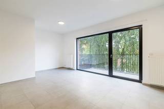 Rue du Bambou 22B (B2.2) (limiteUccle/Forest). Splendide appartement deux chambres, situé dans une nouvelle résidence au deuxième étage. Bel appartement deux chambres d’environ 82 m² composé d’un hall d’entrée, d’un séjour, cuisine ouverte et super équipée, de deux belles chambres, d’une salle de bain, d'une buanderie, d'un wc séparé, d'une cave, et d’une magnifique terrasse. Environnement calme et verdoyant à proximité immédiate des transports et gare. Vous serez séduits par la luminosité de l’appartement, la terrasse et la localisation. Disponible immédiatement. PEB: B - 91kWhEP/m²/an - 8315kWhEP/an - Num: 286898-N-2-22-3-2  Loyer : 1.150 €/mois  + provisions pour charges communes : 180 €/mois Possibilité d’un emplacement de parking intérieur : 100 €/mois. INFOS &amp; VISTES : 0477 57 98 87