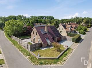Deze vrijstaande woning is gelegen in een rustige en residentiële woonwijk in Poperinge. Dankzij de doordachte indeling, het hedendaagse comfort en de verzorgde afwerking is dit de ideale gezinswoning.Op het gelijkvloers bevindt zich een centrale inkomhal die toegang biedt tot de lichtrijke leefruimte, de recente Dovy-keuken, een apart gastentoilet, een praktische berging, een ruime wasplaats/bijkeuken en de inpandige garage. Bovendien geniet u van een mooie tuin met een ruim terras, perfect om in alle rust te ontspannen. Via de nachthal op de eerste verdieping bereikt u drie volwaardige slaapkamers, een comfortabele badkamer uitgerust met zowel een ligbad als een douche, en een technische berging.Troeven:* EPC: B* Zonneboiler 300 liter* Zonnepanelen* Open bebouwing op een perceel van 631m²