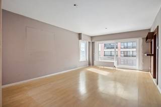 Dit op te frissen en lichtrijke appartement bevindt zich op de tweede verdieping in een doodlopende straat, op een uiterst strategische ligging nabij het Park Vordenstein, openbaar vervoer, winkels, scholen en op wandelafstand van het centrum. Een rustige woonomgeving met alle voorzieningen binnen handbereik.<br /><br />Indeling: Via de inkomhal met apart toilet betreedt u de leefruimte. De woon- en eetkamer geniet van veel natuurlijke lichtinval en beschikt over een schuifraam naar het balkon aan de voorzijde. De keuken is uitgerust met een dubbele spoeltafel, 4pits gasvuur, dampkap, koelkast en diepvriezer. Via de nachthal bereikt u drie volwaardige slaapkamers (12m² – 14m² – 6,50m²). De eerste slaapkamer is voorzien van een deur naar het terras achteraan. De badkamer beschikt over een dubbel lavabomeubel en een ligbad met douchecombinatie.<br /><br />Bijkomend beschikt het appartement over een garagebox achter het gebouw (incl. de vraagprijs).<br /><br />Extra troeven: Recente CV-ketel en ramen - Elektriciteit conform - Rustige ligging in doodlopende straat - Lift aanwezig - Twee terrassen (voor- en achteraan) - Nabij park, winkels, scholen en openbaar vervoer - Een ruim en praktisch ingedeeld appartement op een topligging, ideaal voor gezinnen of als investering.