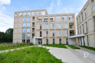 <p><span>Lichtrijk, recent appartement met 2 slaapkamers en terras</span></p><p><span> </span></p><p><span>Prachtig lichtrijk appartement op de vierde verdieping, in een gloednieuw appartementsgebouw Residentie Parkhoeve. Met zicht op en gelegen aan domein de Ghellinck (Parkbossen). Dit topappartement is vlot bereikbaar met de wagen via de E40, E17, R4 en N60. Er is openbaar vervoer in de onmiddellijke omgeving. Op wandelafstand bevinden zich het centrum van Zwijnaarde en het Technologiepark.</span></p><p><span> </span></p><p><span>Het appartement bestaat uit een inkomhal met apart toilet, ruime leefruimte met aanpalend ruim terras. Verder is er een geïnstalleerde keuken voorzien van alle nodige inbouwtoestellen, een berging met aansluiting voor wasmachine en droogkast, twee slaapkamers en een badkamer met extra grote inloopdouche, lavabomeubel en tweede toilet. Een grote troef is ook het ruim zuid-oostelijk gerichte terras. In de kelderverdieping is er voor dit appartement een autostaanplaats.</span></p><p><span> </span></p><p><span>Iedereen kan genieten van de gemeenschappelijke tuin en ondergronds bevindt zich ook een gemeenschappelijke fietsenstalling.</span></p><p><span> </span></p><p><span>Beschikbaar: bespreekbaar, ten laatste 01/01/2027</span></p><p><span>Provisie: € 100</span></p><p><span>EPB: E29 - 42 kWh/m²jaar</span></p><p><span>Vloerverwarming & waterverzachter</span></p><p><span> </span></p><p><span>Pluspunten:</span></p><p><span>+ Recent appartement (2021)</span></p><p><span>+ Rustig groen terrein</span></p><p><span>+ Lichtrijk appartement</span></p><p><span>+ Ondergrondse staanplaats</span></p><p><span>+ Centrale ligging</span></p><p><span>+ Nabij openbaar vervoer</span></p>