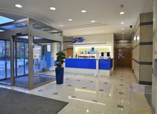 The offices are located in a building with a lot of prestige. The offices are located on the first floor and second floor. The building is well maintained and has a pleasant courtyard. The office is located near the exit of the E40. There are sufficient underground parking spaces available. Those who do not come by car have easy access to the bus. <br />Archives: 70 €/sqm/year (excluding taxes and charges of 22,5 €/sqm/year)<br />Parking : 1.300 €/place/year (excluding taxes and charges of 737 €/place/year)