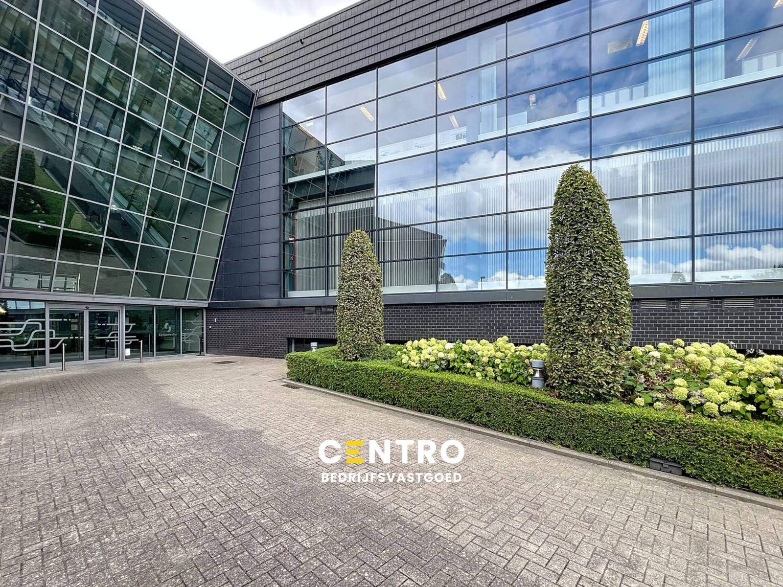 LICHTRIJKE kantoorruimten (1.400 tot 1.800m²) aan ZEER interessante voorwaarden nabij afrit Kortrijk-Oost E17. Onmiddellijk beschikbaar! - photo 1