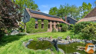 HERNE – Charmante en idyllisch gelegen woning op 75aDroom je van wonen in alle stilte, omringd door natuur en groen?Dan is deze uitzonderlijk gelegen...
