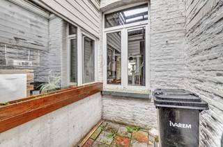 <p>Deze instapklare woning in de Schoolstraat in Klein Willebroek biedt u drie slaapkamers en een terras, ideaal voor wie zonder renovatiewerken wil verhuizen. Klein-Willebroek biedt een aangename woonomgeving waar rust, natuur en water centraal staan. Dankzij de charmante dorpssfeer, de nabijheid van de Rupel en de jachthaven geniet u hier van een groene en ontspannende omgeving. Bovendien zorgen de vlotte verbindingen naar Antwerpen & Brussel (A12), alsook Mechelen en St. Niklaas (N16) voor een uitstekende bereikbaarheid, waardoor u rustig kunt wonen met alle belangrijke voorzieningen en steden binnen handbereik.</p><p>Op het gelijkvloers vormen de ruime woonkamer en de keuken een aangenaam geheel, waardoor u voldoende leefruimte heeft voor dagelijks gebruik en ontvangst. Naast de keuken vinden we de badkamer en een buitenberging.</p><p>De eerste verdieping biedt 2 volwaardige slaapkamers, waarvan de achterste kamer toegang geeft tot het dakterras. De zolderkamer zorgt voor een ruime 3de kamer.</p><p>De woning beschikt over centrale verwarming op gas, wat instaat voor een comfortabele en gelijkmatige verwarming doorheen het hele huis.</p><p>Stedenbouwkundige info: Gvg, Wg, Gmo, Vkr, Gvv<br />Meer info en documenten op www.malines-group.be</p>
