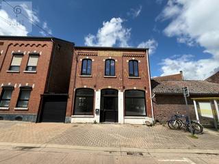 Volledig gerenoveerd handelspand met woonst – omvormbaar tot 100% woonbestemming!Op zoek naar een ruime, instapklare woning met tal van...