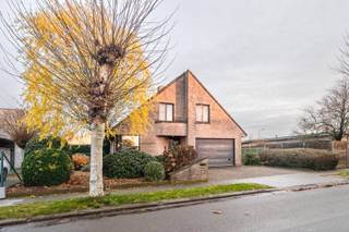 Deze gezinswoning heeft de volgende indeling: op het gelijkvloers zijn er 2 gelijkvloerse praktijkkamers, toilet, een grote leef en open zitruimte en keuken, badkamer(wasruimte), berging, garage,...<br />Trap naar verdiep 1 waar er 4 kamers zijn en een badkamer en 2 bergingen.<br />De woning, rustige ligging en dichtbij de vaart, heeft een leuk tuinhuis met overdekking zodat er optimaal kan genoten worden van de zonnige tuin.<br />- 20.000 l regenwater<br />Neem vrijblijvend contact op met maggie@vastgoednorman.be of 0479402404.