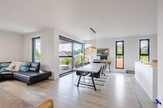 Welkom in Willebroek!<br /><br />Welkom in het bruisende centrum van Willebroek! Dit ruime appartement heeft een bewoonbare oppervlakte van maar liefst 134,6 m² en biedt een comfortabele leefruimte voor het hele gezin. Met drie slaapkamers en een ruime badkamer is dit de ideale plek om rustig te wonen in een gezellige omgeving.<br /><br />De moderne open keuken vormt het hart van het appartement, dat verder beschikt over een inkomhal, twee toiletten en een zonnig terras waar u in alle rust kunt genieten van het buitenleven. Het gebouw is recent gebouwd en uitgerust met duurzame aluminium ramen met vliegenramen, een ventilatiesysteem type C en een aparte berging voor extra opbergruimte.<br /><br />Voor het parkeren is er één garageplaats beschikbaar die optioneel kan worden aangekocht, wat het woongenot nog completer maakt. Dankzij het gunstige EPC-label bent u ook verzekerd van een energiezuinig en comfortabel woningklimaat.<br /><br />Interesse gewekt? Contacteer ons kantoor via info@hiro.be of 03 230 00 14!