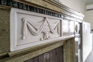 Unique property in the heart of Aalst, where modern design goes hand in hand with classic elegance. On the ground floor of the former factory building, hidden behind a discreet facade, is a breathtaking modern loft with an open (high-tech) kitchen, a cozy living room with fireplace and home cinema. The loft also has a sleeping area on the ground floor with a luxurious bathroom (bathtub, walk-in shower, sink) and a separate toilet. A modern staircase leads to the separate upper space, which can serve as an extra bedroom or office.<br /><br />The upper floors of the house have been renovated with refined taste and attention to detail (authentic staircase, herringbone parquet, beautiful mantelpieces, air conditioning, etc.). This part of the house is currently partly furnished as an office, with its own kitchen and stylish meeting room, but can also serve as a separate living unit. This floor has a separate toilet and a very spacious sun-facing terrace. On the second floor, there are four spacious bedrooms with a bathroom (walk-in shower, double sink, and toilet).<br /><br />A major asset is the exceptional city garden, a true oasis of peace in the middle of the city with a covered bar/lounge area, spacious terraces, a fish pond, and a large versatile outbuilding with three floors, which can be used for all your creative projects (classic cars, art gallery, hobby room, etc.).<br /><br />ADVANTAGES:<br />- central location, yet an oasis of peace<br />- air conditioning<br />- 39 solar panels<br />- (covered) parking options<br />- convenient outbuilding<br />- stylish renovation<br />- possibilities to purchase adjacent property.