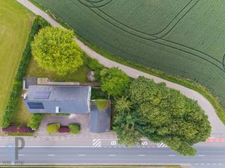 Deze karaktervolle voormalige dokterswoning (bouwjaar 1961) biedt een uitzonderlijke bewoonbare oppervlakte van maar liefst 439 m² en combineert ruimte, comfort en een strategische ligging langs de N60, centraal op de as Ronse – Oudenaarde.<br />De woning beschikt beneden over een indrukwekkend aanbod aan leef- en werkruimtes. Zo vindt u er een grote living met gashaard, een ruime keuken, een gezellig bureel, een bibliotheek, een praktische wachtzaal, een voormalige praktijkruimte, een opslagplaats en zelfs een wijnkelder. Dankzij deze veelzijdige indeling is de woning perfect geschikt voor grote gezinnen, zelfstandigen, vrije beroepen of wie gewoon graag royaal woont.<br />Boven beschikt de woning over 5 volwaardige slaapkamers, 2 badkamers en 4 toiletten. De vele ingemaakte kasten zorgen voor extra comfort en praktische opbergruimte.<br />Op technisch vlak geniet u van tal van hedendaagse voorzieningen, waaronder driedubbele beglazing, automatische poorten en rolluiken, een alarmsysteem, zonnepanelen en een verwarmingsinstallatie op aardgas.<br />Buiten wacht een aangenaam overdekt terras met daarboven een balkon, beide gericht op het mooie verzicht achteraan het perceel. De dubbele garage met sectionaalpoort biedt ruim plaats voor twee voertuigen en extra bergruimte.<br />Voor meer inlichtingen of een bezoek, contacteer Veronique 0483/676579
