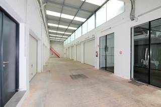 Magazijn te huur net buiten het centrum van Mechelen.<br /><br />Elektriciteit aanwezig.<br />Oppervlakte: 48m² <br />breed = 4m<br />diep = 12m<br />Huurprijs: 335 euro excl 21% BTW<br /><br />Hoogte toegangspoort magazijn 2,5 m<br />Hoogte gemeenschappelijke toegangspoort 4 m<br /><br />Het magazijn is beschikbaar vanaf juli 2026.<br /><br />Voor meer info of een bezoek via info@immovos.be of 0479 35 71 72<br /><br /><br /><br /><br /><br /><br />