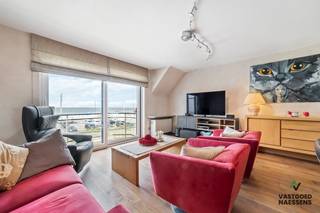 Dit prachtige duplex-appartement in Oostende is gelegen op de derde verdieping van de residentie Zandvlugge, de residentie dateert van de jaren '90 en verkeert in uitstekende staat. Bij het betreden van het appartement springt de open ruimte en vele lichtinval onmiddellijk in het oog. Op de derde verdieping vindt men de ruime woonkamer, ruime volledig uitgeruste keuken, berging, afzonderlijk toilet en een slaapkamer terug. Vanuit de woonkamer is er een schitterend zicht op zee en aansluitend een ruim en zonnig terras. Via een trap vindt men op de vierde verdieping de overige 2 ruime slaapkamers, afzonderlijk toilet en een ruime badkamer. Er is een ruime fietsenberging in het gebouw. Het appartement wordt gemeubeld verkocht, prijs te bespreken. <br /><br />Er is tevens de mogelijkheid tot aankoop van een garagebox (45.000 euro)