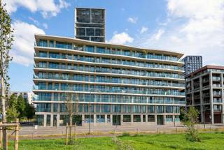 In het moderne nieuwbouwproject aan het vernieuwde Nieuw Zuid in Antwerpen bevindt zich deze kwalitatieve studio van ca. 45 m², met een prachtig frontaal uitzicht over de Schelde. Gelegen op de eerste verdieping geniet u hier van rust, veel licht en een uitzonderlijke woonbeleving vlak bij het water. De studio is praktisch én luxueus afgewerkt, met plafondhoge ramen die zorgen voor een enorme lichtinval en een schitterend panoramisch uitzicht. De open, maatwerkkeuken is volledig uitgerust met hoogwaardige toestellen en biedt alle comfort voor dagelijks gebruik. Leef- en slaapruimte vloeien stijlvol in elkaar over. De moderne badkamer is voorzien van een inloopdouche en lavabo, en er is een apart gastentoilet aanwezig. De volledige studio straalt kwaliteit uit en werd afgewerkt met duurzame, tijdloze materialen. Onder het tapijt in de woonkamer bevindt zich een volhouten parketvloer. De ondergrondse autostaanplaats wordt aangeboden voor €40.000. Deze studio is ideaal als pied-à-terre, investering of eerste woning voor wie wil genieten van hoogwaardig wooncomfort met zicht op de Schelde, in een van de meest gegeerde wijken van Antwerpen.<br /><br />De ligging is uiterst centraal in de groene, hedendaagse stadswijk ‘Nieuw Zuid’. Deze trendy buurt is populair bij zowel jong als oud dankzij de vele winkels, eet- en koffiebars en culturele hotspots. Bovendien profiteert u van een uitstekende bereikbaarheid, met vlotte toegang tot de autosnelweg en openbaar vervoer op wandelafstand.<br /><br />EPC: A - UC: 169604 - Woongebied, vergunning uitgereikt, Geen rechterlijke herstelmaatregel of bestuurlijke maatregel opgelegd, Geen voorkooprecht ruimtelijke ordening aanwezig, Geen verkavelingsvergunning - P + G score : C