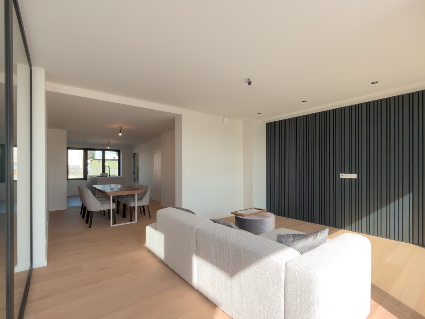 Une maison entièrement rénovée avec un magnifique jardin exposé sud-ouest, située à Knokke-Heist, à quelques minutes à vélo du centre-ville. - photo 3