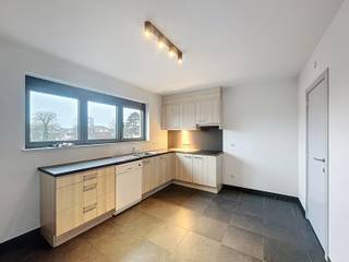 Consultez l'annonce sur www.living-stone.be et planifiez votre visite!Appartement situé au deuxième étage avec 2 chambres et terrasse, en plein...