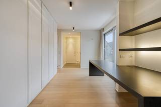 Stijlvol duplex appartement te koop met prachtig uitzicht op de Kleine Bassin in Roeselare.Dit appartement bevindt zich op de vierde verdieping...