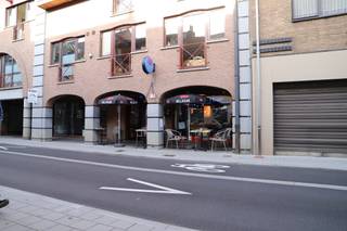 Centraal gelegen in Melle, dichtbij het station in een gezellige winkelstraat kan u dit ooit zeer bekend kapsalon en café uitrusten naar uw wens.De...