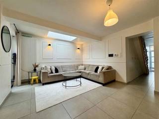 Ontdek deze prachtig gerenoveerde, ruime gezinswoning in een zeer rustige straat van Boom, uiterst strategisch gelegen nabij de A12 en...