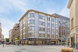 <p>Op een droomlocatie middenin het kloppende hart van Antwerpen op een hoek van dé Diamantwijk vind je dit prachtig, expressief gebouw terug. Via de lift of de mooie travertin trap kan je naar de bovenliggende verdiepingen waar je 1 à 2 kantoorruimtes hebt met telkens een eigen kitchenette en toilet. De Bovenste verdieping heeft een kleinere ruimte maar bevat wel het allergrootste pluspunt, deze is namelijk maar een schuifdeur verwijderd van het uiterst gezellig en royaal dakterras. Bovendien bevindt er zich op het gelijkvloers rechts nog een knappe winkelruimte.</p>
<p><strong>Pro forma rendement: </strong>verhuurd aan € 10.046,06/maand, wat zorgt voor een bedrag van € 120.552,72 op jaarbasis. Dit resulteert in een mooi rendement van 6,40 %.</p>
<p><strong>Technische gegevens:</strong> Volledig en droog onderkelderd, centrale verwarming op gas, luiken op het gelijkvloers, gedeeltelijk hoogrendementsglas in pvc of aluminium. Aparte meters voor elektriciteit, 1 gas- en watermeter.</p>
<p><strong>Stedenbouwkundige inlichtingen en bodemattest aanwezig. Asbestattest in aanvraag. Bevindt zich niet in een risicozone voor overstromingen (P- en G-score B). Renovatieverplichting niet van toepassing.</strong></p>