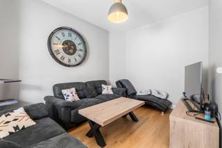 Op een steenworp van het Paduwa-plein in Evere ontdekt u deze prachtige villa, ideaal gelegen in een zeer gewilde residentiële buurt. U geniet er van een rustige en aangename omgeving, op korte afstand van openbaar vervoer, scholen, winkels en alle voorzieningen.<br /><br />Met een oppervlakte van meer dan 180 m² overtuigt deze woning door haar mooie volumes en lichtinval. Het gelijkvloers bestaat uit een ruime inkomhal die toegang geeft tot een grote slaapkamer, een volledig uitgeruste open keuken en een ruime leefruimte met zithoek en eetkamer, met directe toegang tot een prachtige zuidgerichte tuin zonder inkijk.<br /><br />Op de verdieping vindt u twee mooie slaapkamers, een bureau en een moderne badkamer met inloopdouche.<br /><br />Deze woning vormt een zeldzame kans voor een gezin dat op zoek is naar een ruime, lichte en ideaal gelegen woning in Evere.<br /><br />