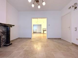<p><span>WONEN EN WERKEN OP ÉÉN LOCATIE WONING MET MAGAZIJN VAN 216 M² EN BUREAURUIMTE</span></p><p><span>Op zoek naar een woning die perfect te combineren is met een zelfstandige activiteit? Deze eigendom biedt een interessante combinatie van </span><span>comfortabel wonen, een ruim magazijn en een aparte bureauruimte</span><span>, gelegen op een vlot bereikbare locatie op amper 10 minuten van de A12.</span></p><p><span>De woning omvat op het gelijkvloers een inkomhal, een aangename living, een keuken, een praktische berging en een afzonderlijk toilet. Op de eerste verdieping bevinden zich drie slaapkamers en een badkamer met inloopdouche. Daarnaast is er nog een ruime bergzolder, ideaal als extra bergruimte.</span></p><p><span>Een belangrijke troef is het </span><span>bijhorende magazijn van maar liefst 216 m²</span><span>, voorzien van een sectionale poort en rechtstreeks toegankelijk vanaf de woning. In het magazijn is bovendien een afzonderlijke bureauruimte aanwezig. Deze kan uitstekend gebruikt worden als kantoor, werkruimte of ontvangstruimte voor klanten, waardoor professionele activiteiten volledig gescheiden kunnen worden van het privéleven.</span></p><p><span>Dankzij de ligging en de vlotte bereikbaarheid is het pand bovendien </span><span>makkelijk vindbaar voor klanten en leveranciers</span><span>. Een interessante oplossing voor zelfstandigen, ondernemers of vrije beroepen die wonen en werken graag op één locatie combineren en nood hebben aan opslag- of werkruimte.</span></p><p><span>Er bestaat eveneens de mogelijkheid om </span><span>aansluitend extra tuingrond bij te huren</span><span>, afhankelijk van de gewenste invulling.</span></p><p><span>De huurprijs kan, afhankelijk van de concrete afspraken en het gebruik van de verschillende delen van het pand, </span><span>mogelijk worden opgesplitst tussen het woongedeelte en het beroepsmatig gebruikte gedeelte</span><span>. Dit kan interessant zijn voor zelfstandigen met het oog op de eventuele verwerking van het beroepsgedeelte in de beroepskosten. De concrete fiscale aftrekbaarheid is uiteraard afhankelijk van de persoonlijke situatie en dient door de huurder met de boekhouder of fiscalist te worden bekeken.</span></p><p><span>Een veelzijdige eigendom voor wie </span><span>wonen, werken, klanten ontvangen en stockeren</span><span> op een praktische manier wil combineren, met bovendien een uitstekende verbinding naar de A12.</span></p><p><span> </span></p><p><span>Verdere info of een bezoek ter plaatse contacteer Immo Twins 052/55.55.55 of info@immotwins.be</span></p>
