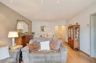 <p><span>Uitstekend gelegen 3 slaapkamerappartement met 2 autostaanplaatsen (105m²)</span></p><p><span> </span></p><p><span>Dit betreft een goed onderhouden appartement gelegen op de 1e verdieping van een kleinschalige residentie.</span></p><p><span>Het appartement is rustig gelegen in een doodlopende woonstraat doch op vlakbij alle faciliteiten waaronder het RIvierenhof, plaatselijke sportvelden en autosnelweg.</span></p><p><span>De 2 ondergrondse parkeerplaatsen, de residentiële topligging en het lichtrijke vloerplan zijn slechts enkele van de troeven.</span></p><p><span> </span></p><p><span>INDELING</span></p><p><span> </span></p><p><span>Woonverdieping (1e verdieping):</span></p><p><span>Riante inkomhal met toegang tot alle ruimten.</span></p><p><span>Ruime woonkamer met veel lichtinval.</span></p><p><span>Aparte, hedendaags uitgeruste keuken.</span></p><p><span>3 slaapkamers, allen aan de achterzijde van het gebouw.</span></p><p><span>Badkamer met bad/douchecombinatie en dubbel lavabomeubel.</span></p><p><span>Comfortabele berging met o.a. aansluiting voor wasmachine.</span></p><p><span>Apart toilet. </span></p><p><span> </span></p><p><span>Kelderverdieping:</span></p><p><span>2 ondergrondse autostaanplaatsen (grenzend aan elkaar).</span></p><p><span>Privatieve berging.</span></p><p><span> </span></p><p><span>EXTRA</span></p><p><span>Bouwjaar 2001.</span></p><p><span>Solide gebouw in prima staat van onderhoud.</span></p><p><span>CV op aardgas.<br />ALU ramen met dubbele HR beglazing.</span></p><p><span>Rolluiken aanwezig op de slaapkamers.</span></p><p><span>Gunstige EPC score label A.</span></p><p><span>Elektriciteit niet conform.<br />Ondergrondse parkeergarage met dubbele autostaanplaats (inbegrepen in prijs).</span></p><p><span>Privatieve berging op de kelderverdieping.</span></p><p><span>Zeer aantrekkelijke woonlocatie vlakbij winkels, scholen & openbaar vervoer.</span></p><p><span>Nabij het Rivierenhof en sportoase Groot Schijn met een ruim & divers aanbod aan sportfaciliteiten.</span></p><p><span>Vlotte mobiliteit richting autosnelweg.</span></p><p><span> </span></p><p><span>EPC: 90kWh/m² - Label A</span></p><p><span>Wg - Vg - Vv - Gvkr - Gmo</span></p><p><span> </span></p>