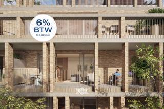 Dit tweeslaapkamerappartement van 89,7 m² is gelegen op het eerste verdiep en de indeling is als volgt: een inkomhal met plaats voor een vestiairekast, een lichtrijke woonkamer met open keuken, een praktische berging, een afzonderlijk toilet, twee slaapkamers en een badkamer voorzien van een inloopdouche en dubbele wastafel. Het terras heeft een oppervlakte van 18,7 m², kijkt uit over de binnentuin en is zuidelijk georiënteerd. <br /><br />Dit appartement bevindt zich in Stadshove, een nieuwe en hedendaagse woonplek gelegen pal in de kern van de Stad Deinze. Gelegen te midden de Markt van Deinze, combineert Stadshove haar zeer centrale ligging met een hoogwaardige, tijdloze architectuur met alle hedendaagse wooncomfort. Het is de ideale keuze voor wie comfortabel, energiezuinig en standingvol wil wonen vlakbij alle voorzieningen. De appartementen binnen Stadshove zijn ontworpen met zeer veel aandacht voor uiteenlopende woonwensen. Sommige bieden een prachtig uitzicht op de levendige Markt, terwijl andere zich richten op de rust van de binnentuin en het karaktervolle oude Stadhuis. <br /><br />Met zijn combinatie van een hedendaagse architectuur, hoogwaardige afwerking, zorgvuldig uitgedachte indelingen, future-proof technieken en een absolute topligging is Stadshove een nieuwbouwproject voor de bevoorrechte koper. Het belooft niet alleen een aangename woonplek te zijn, maar ook een nieuwe blikvanger op de Markt van Deinze.