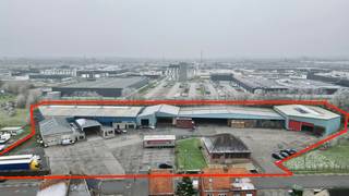 Aan de Zepperenweg 103-105 in Sint-Truiden bieden wij deze uitgebreide bedrijfssite aan met een totale oppervlakte van 1ha 28a 36ca. Het complex beschikt over circa 5.400 m² bebouwde oppervlakte en combineert bedrijfsgebouwen, burelen en een ruime woning. Momenteel heeft het complex een logistieke invulling.<br /><br /><strong>Ligging en indeling</strong><br /><br />De voorzijde van het perceel (circa 6.680 m²) is gelegen in woongebied, terwijl de achterzijde zich in industriegebied bevindt. Deze gemengde ligging biedt vele mogelijkheden. De bereikbaarheid is uitstekend dankzij de nabijheid van de expressweg en de makkelijke toegang.<br /><br /><strong>Bedrijfsgebouwen (ca. 5.000 m²)</strong><br />Het complex bestaat uit diverse loodsen en opslagruimtes die tussen 1977 en 1995 werden gebouwd. De infrastructuur omvat twee gesloten loodsen waarvan één verwarmde loods, twee open loodsen voor stockage, een garage met werkfosse en een apart magazijn. Voor logistieke activiteiten zijn er twee laadkaaien aanwezig, een carwash met olieafscheider en ruime manoeuvreerruimte.<br /><br />Naast de opslagruimtes beschikt de site over circa 250 m² bureelruimte en opslagruimte, evenals aparte personeelsvoorzieningen met refter en kleine keuken.<br /><br /><strong>Woning (ca. 200 m²)</strong><br />De woning beschikt over een bewoonbare oppervlakte van ongeveer 200 m² en heeft een ruime living, keuken, drie slaapkamers, een badkamer en een ruime kelder met garage van 180 m². De woning heeft EPC-label D en dient opgefrist of gerenoveerd te worden. Ideaal voor een eigenaar-zaakvoerder of om te verhuren.<br /><br /><strong>Technisch</strong><br />De site is technisch goed uitgerust. De elektrische installatie is volledig conform gekeurd en de mazoutverwarming zijn eveneens conform. Op het dak zijn 96 zonnepanelen geïnstalleerd met een totaal vermogen van 39.840 Wp, wat zorgt voor een aanzienlijke energieproductie.<br /><br /><strong>Samenvatting</strong><br />Totale oppervlakte: 1ha 28a 36ca, deels woongebied en deels indudstriegebied.<br />Bebouwde oppervlakte: ca. 5.400 m²<br />Bedrijfsruimte: ca. 5.000 m² loodsen + 250 m² bureel<br />Woning: ca. 200 m²<br />Zonnepanelen: 48 stuks (19.920 Wp)<br />Bouwjaren: 1977-1995<br /><br />Voor meer informatie of een bezichtiging, contacteer ons kantoor.