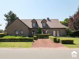 <p>Ruime open bebouwing in Hechtel-Eksel met grote tuin en bouwgrond.</p>

<p>Deze ruime gezinswoning uit 1994 is afgewerkt met kwalitatieve materialen en biedt een comfortabele indeling voor wie ruimte en rust zoekt. De woning beschikt over maar liefst 28a47ca perceeloppervlakte, bestaande uit 19a04ca met woning en een naastgelegen bouwgrond van 9a43ca, wat extra mogelijkheden biedt. Met 4 à 5 slaapkamers en een aangename tuin is dit een ideale woning voor gezinnen of wie wonen en werken wil combineren. Een verzorgd huis met veel potentieel op een interessante locatie in Hechtel-Eksel.</p>

<p>Troeven:<br />• Ruime woning afgewerkt met kwalitatieve materialen<br />• Totale perceeloppervlakte van 28a47ca inclusief naastgelegen bouwgrond<br />• Gezinswoning met 4 à 5 slaapkamers<br /><br />Indeling: zie bijlage</p>

<p>Neem vandaag nog contact op voor een bezoek aan deze ruime woning in Hechtel-Eksel.</p>

<p>JOUW DROOMHUIS. ZO GEVONDEN!</p>