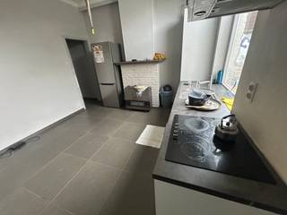 Deze gezellige rijwoning biedt een praktische indeling en diverse mogelijkheden voor uitbreiding.Indeling:Gelijkvloers bevindt zich een inkomhal,...