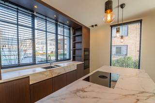 Op een absolute toplocatie binnen de ring van Hasselt, op wandelafstand van de basisschool en het stadspark, bevindt zich deze gloednieuwe, instapklare woning met aparte garage. Deze ruime woning van 250 m² combineert comfort, luxe en energiezuinigheid op een uitzonderlijke manier. Dankzij de geothermische installatie en koelplafonds geniet u het hele jaar door van een aangenaam binnenklimaat.<br /><br /><strong>Belangrijkste troeven:</strong>
<ul>
<li>Eerste ingebruikname – volledig instapklaar</li>
<li>5 ruime slaapkamers en 3 moderne badkamers</li>
<li>Luxe afwerking met hoogwaardige materialen</li>
<li>Maatmeubilair en -kasten, net als verlichting en gordijnen reeds voorzien</li>
<li>Moderne, luxueuze keuken met kwaliteitsapparatuur</li>
<li>Geothermische verwarming, koelplafonds en zonnepanelen voor optimaal comfort</li>
<li>Zuidgerichte tuin met terras</li>
<li>Private garage + ruime parkeermogelijkheden voor de deur</li>
<li>Rustige ligging nabij het stadspark, toch vlak bij het centrum</li>
<li>Huisdieren niet toegelaten</li>
</ul>
<br />Geniet van het beste van twee werelden: een groene, rustige buurt met alle voorzieningen en het bruisende stadsleven van Hasselt binnen handbereik.<br /><br />Adres: Jan Palfijnlaan 17, 3500 Hasselt<br />Bewoonbare opp.: 250 m²<br />5 slaapkamers<br />3 badkamers<br />Garage + extra parkeerplaatsen<br />Zuidgerichte tuin<br /><br /><strong>Meer info op aanvraag</strong><br />Wil je graag comfortabel, duurzaam en stijlvol wonen op een toplocatie in Hasselt?<br />Neem contact op via het contactformulier of via 011 211 211 voor meer informatie of een bezichtiging.<br />