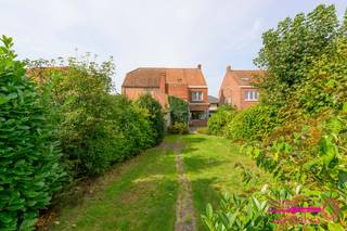 * Te renoveren halfopen bebouwing met garage en ruime tuin<br />* Gelegen in het centrum van Meulebeke op wandel- en fietsafstand van winkels, scholen, bushalte, recreatiedomein Ter Borcht, ...<br />* 550 m² grondoppervlakte<br />* Bouwjaar 1958<br />* Buiten : ruime tuin met koterijen<br />* Verdiep -1 : droge gecementeerde kelder<br />* Verdiep 0 : inkomhal - living - keuken - wasplaats (douche-lavabo-toilet)<br />* Verdiep 1 : nachthal - badkamer - 3 slaapkamers <br />* Verdiep 2 : enorme zolder met mogelijkheid tot het maken van 2 extra slaapkamers<br />* Verwarming door middel van gas <br />* EPC : 591kWh/(m² jaar) - LABEL F - (UC 5705373) - RENOVATIEPLICHT<br />* Gvg/Wg/Gvv/Gvkr/Gmo<br />* Beschikbaar bij notariële akte