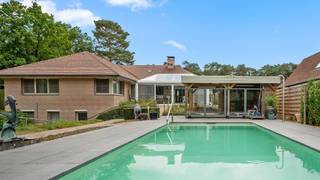 Rustig en residentieel gelegen villa op een mooi perceel van 29a67ca met openluchtzwembad. <br />De villa omvat: inkomhal, living van 64m² met haard en bureelhoek, ingerichte keuken, 3 slaapkamers, veranda, garage (32m²), diverse bruikbare kelderruimtes.<br />Totale vloeroppervlakte: 349m² + kelders. Verwarming deels warmtepomp lucht/lucht en deels elektrisch.<br />Bouwjaar: 1993. KI: 3.288 euro. <br />Afzonderlijk: carport en tuinhuis. <br />EPC: 423 kWh/m² jaar - energielabel E - UC: 3523234-RES-1.<br />Stedenbouwinfo: vergunning uitgereikt - woonpark = residentieel woongebied - verkavelingsvergunning - geen voorkooprecht ruimtelijke ordening - geen rechterlijke herstelmaatregel of bestuurlijke maatregel opgelegd.<br />Perceelscore A - Gebouwscore A. Niet overstromingsgevoelig.<br />PREMIES voor renovatie: informatie over premies en financiële steun bij de renovatieverplichting kan u raadplegen op de website https://www.vlaanderen.be/een-huis-of-appartement-kopen/renovatieverplichting-voor-residentiele-gebouwen . Renovatieverplichting: kopers van woningen met een EPC-label E of F worden verplicht om binnen de 5 jaar na datum notariële akte de woning energetisch te renoveren tot minimum energielabel D = EPC 400 kWh/m² of beter.