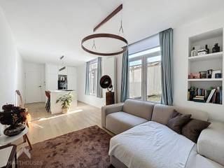 Volledig gerenoveerd appartement, rustig gelegen aan de achterzijde van het gebouw, waar u in alle privacy en comfort kan genieten. Via de inkomhal met praktische berging betreedt u de gezellige leefruimte met zithoek, die meteen een warme en moderne sfeer uitstraalt.<br /><br />De open, volledig geïnstalleerde keuken met zitgelegenheid sluit hier perfect op aan en vormt een stijlvolle en functionele plek om te koken en te ontspannen.<br /><br />De badkamer is hedendaags afgewerkt en voorzien van een inloopdouche, lavabo en toilet. Verder beschikt het appartement over een ruime slaapkamer die garant staat voor rust en comfort.<br /><br />Een ideale opportuniteit voor wie op zoek is naar een instapklaar, trendy appartement op een rustige ligging.<br /><br />Extra troeven<br /><br />
<ul>
<li>energiezuinig (EPC B)</li>
<li>volledig gerenoveerd in 2023</li>
<li>rustig gelegen aan de achterzijde van het gebouw</li>
<li>vlakbij zee en strand</li>
<li>nabij winkels, tramhalte, horeca</li>
<li>instapklaar</li>
</ul>
<br />Deze woning is te koop ZONDER makelaar via het concept van Smart Houses. Wenst u verdere inlichtingen of een bezoek? Contacteer rechtstreeks de eigenaar via 0487/62.59.17