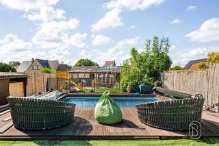 <p>Prachtig gelijkvloers pand met een woonoppervlakte van bijna 300 m².</p><p>Dit prachtige pand, perfect gelegen, biedt enorm veel inrichtingsmogelijkheden, uitzonderlijke ruimtes en twee afzonderlijke ingangen die talrijke mogelijkheden bieden.</p><p>INDELING.<br />Een hal die toegang biedt tot een kantoor met mezzanine, ideaal voor een nevenactiviteit, een grote woonkamer en een volledig uitgeruste keuken, vier ruime slaapkamers, twee badkamers, diverse aparte toiletten, een wasruimte, een ruime uitbreiding die nog talrijke inrichtingsmogelijkheden biedt, een terras dat uitkomt op een tuin met een perfecte ligging, met een verwarmd zwembad, diverse bijgebouwen die momenteel als werkplaats dienen, en een grote privéparkeerplaats aan de voorzijde waar meerdere voertuigen kunnen worden geparkeerd.</p><p>Een perfect pand voor een groot gezin, of gewoon voor mensen die op zoek zijn naar uitzonderlijke ruimtes.</p><p>Zeker een bezichtiging waard.</p>