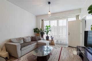 <p><span>Dit aangename appartement bevindt zich op de tweede en bovenste verdieping van een kleinschalig gebouw, gelegen op 200 m van het parkje Hof Van Tichelen. Dankzij de centrale ligging zijn zowel het openbaar vervoer als de A12 en andere belangrijke verbindingswegen vlot bereikbaar. Ook verschillende Velo-stations bevinden zich in de nabije omgeving.</span></p><p><span> </span></p><p><span>Het appartement is momenteel verhuurd aan €646 per maand en wordt sinds 2019 door dezelfde huurder bewoond. De vaste maandelijkse kosten bedragen circa €95 en omvatten gas, water, elektriciteit en het onderhoud van de gemeenschappelijke delen. Het dak werd in 2023 conform geïsoleerd. Interessant als investering dankzij de bestaande huurovereenkomst, maar ook geschikt voor eigen bewoning mits een opzegtermijn van zes maanden.</span></p><p><span> </span></p><p><span>Via de inkomhal, voorzien van praktische ingemaakte kasten, kom je in de woonkamer van 24 m². Aansluitend bevindt zich de aparte keuken van 9 m², uitgerust met de nodige voorzieningen.</span></p><p><span>Centraal in het appartement ligt de badkamer van 4 m² met douchecabine, lavabomeubel en toilet. Aan de rustige achterzijde bevinden zich de twee slaapkamers van respectievelijk 8 m² en 15 m². Vanuit de grootste slaapkamer is er toegang tot het noordoostgerichte terras van 2 m² met uitzicht op volgroeid groen. Bij het appartement hoort ook een aparte bergkelder.</span></p><p><span> </span></p><p><span>Een interessant appartement met twee slaapkamers, lage vaste kosten en een stabiele verhuursituatie. Ideaal als investering of voor eigen bewoning.</span></p><p><span>Kom het zelf ontdekken!</span></p><p><span> </span></p><p><span>Bruikbare vloeropp. 76 m² – ref.: bruikbare vloeropp. EPC-certificaat. Voor meer info of een gratis schatting surf naar <span>www.hansimmo.be</span></span></p><p><span> </span></p>