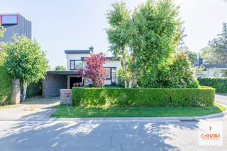 Deze vrijstaande woning met <strong>drie slaapkamers</strong> is gelegen op een gegeerde <strong>toplocatie </strong>in de Assels te Drongen. <br /><br />Via de inkomhal kom je binnen in de <strong>lichtrijke leefruimte</strong> die toegang biedt tot de verschillende woonruimtes. Op de eerste verdieping bevinden zich drie slaapkamers. Op het gelijkvloers vindt u aan de tuinzijde een volledig voorziene keuken en verder de badkamer en de garage met aansluitende carport.<br /><br />De <strong>ruime en volgroeide tuin</strong> is een absolute troef waar je in alle rust en privacy kunt genieten van de groene omgeving van de prachtige Assels, op wandelafstand van de Leie.<br /><br />Deze woning biedt een uitstekende basis voor wie op zoek is naar een op te frissen of te renoveren woning die zich onderscheidt door haar unieke indeling, veel natuurlijke lichtinval en uitzonderlijke ligging. <br /><br />Interesse in deze uniek gelegen woning? <strong>Contacteer Gijs</strong> voor een bezoek ter plaatse via gijs@convas.be of 0492 84 48 24 (telefonisch of via Whatsapp)<br /><br />